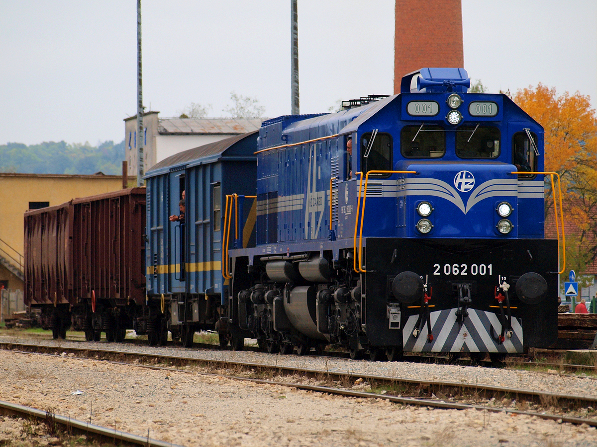2062 001 in der neuen Farbgebung der HZ mit einem Verschubgterzug im Bahnhof Zabok / 27.09.2013.