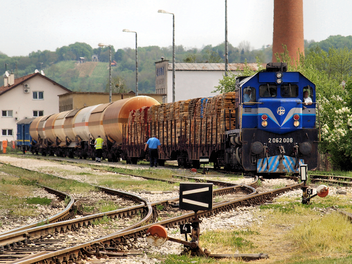 2062 008 mit einem Verschubgüterzug im Bahnhof Zabok / 29.04.2013.