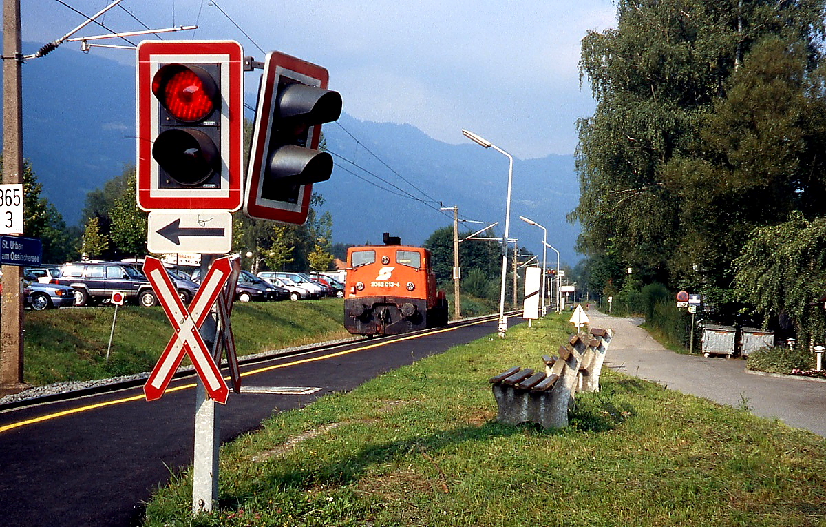 2062 013-4 durchfährt Mitte der 1990er Jahre den Haltepunkt St. Urban am Ossiacher See