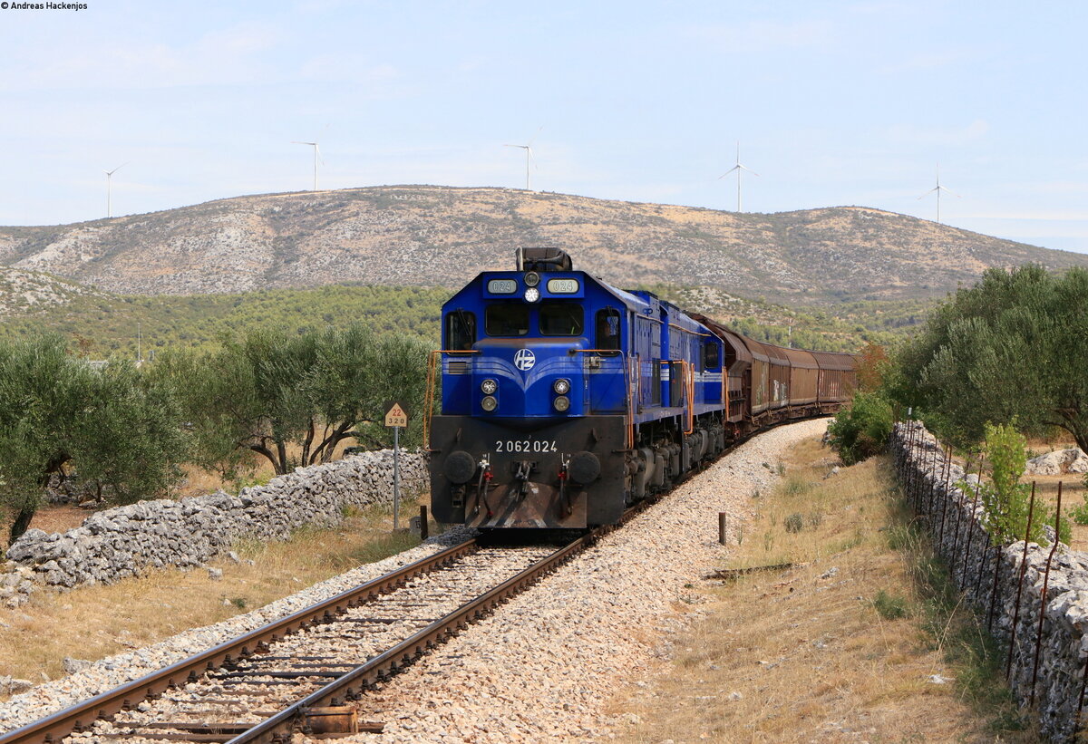 2062 024 und 2063 003 mit dem Tv 63303 (Perkovic?-Sibenik) bei Ripiste 23.8.21