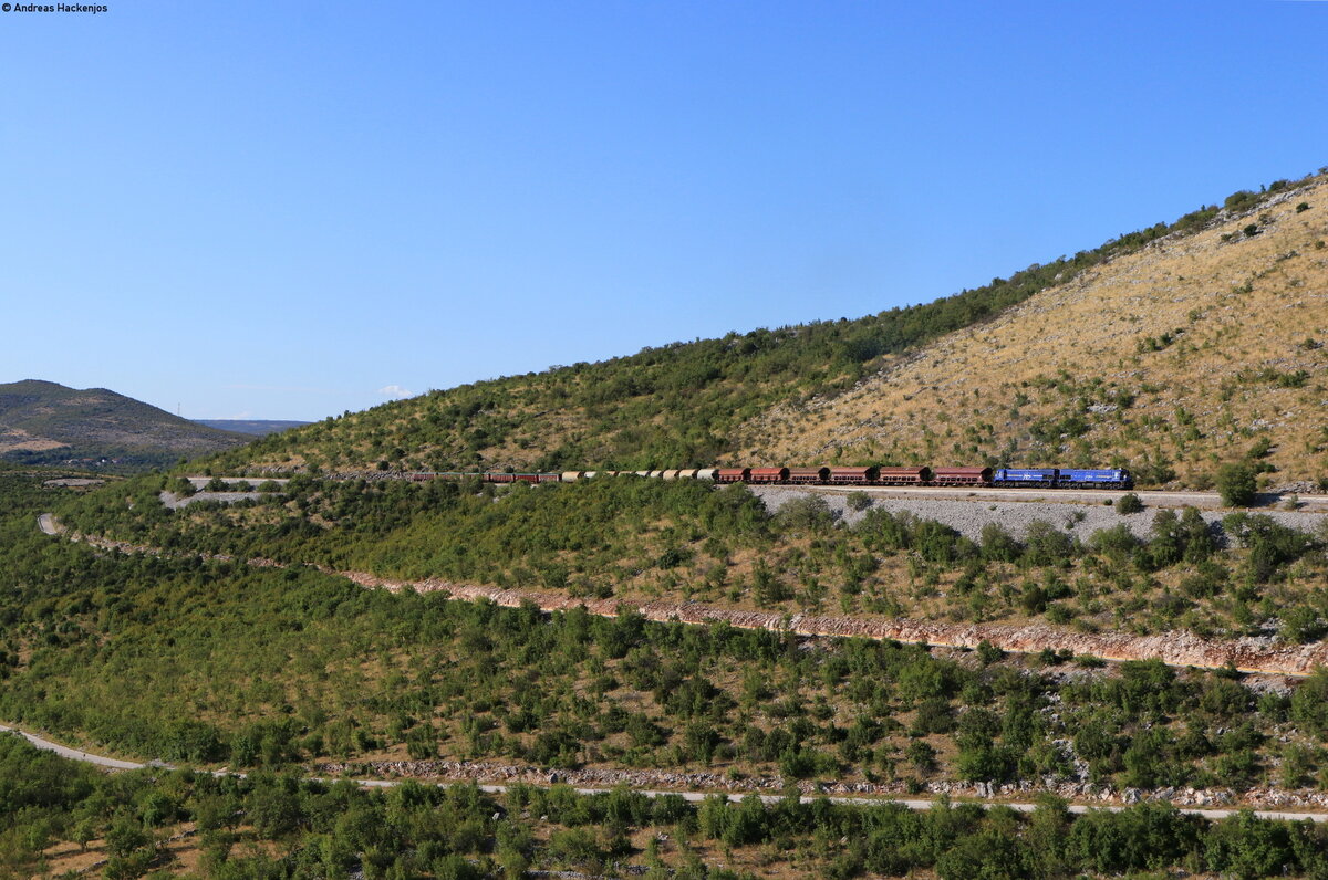 2062 025 und 2062 019 mit dem Tv 61101 (Zagreb Ranžirni kolodvor - Solin) bei Prgomet 26.8.21