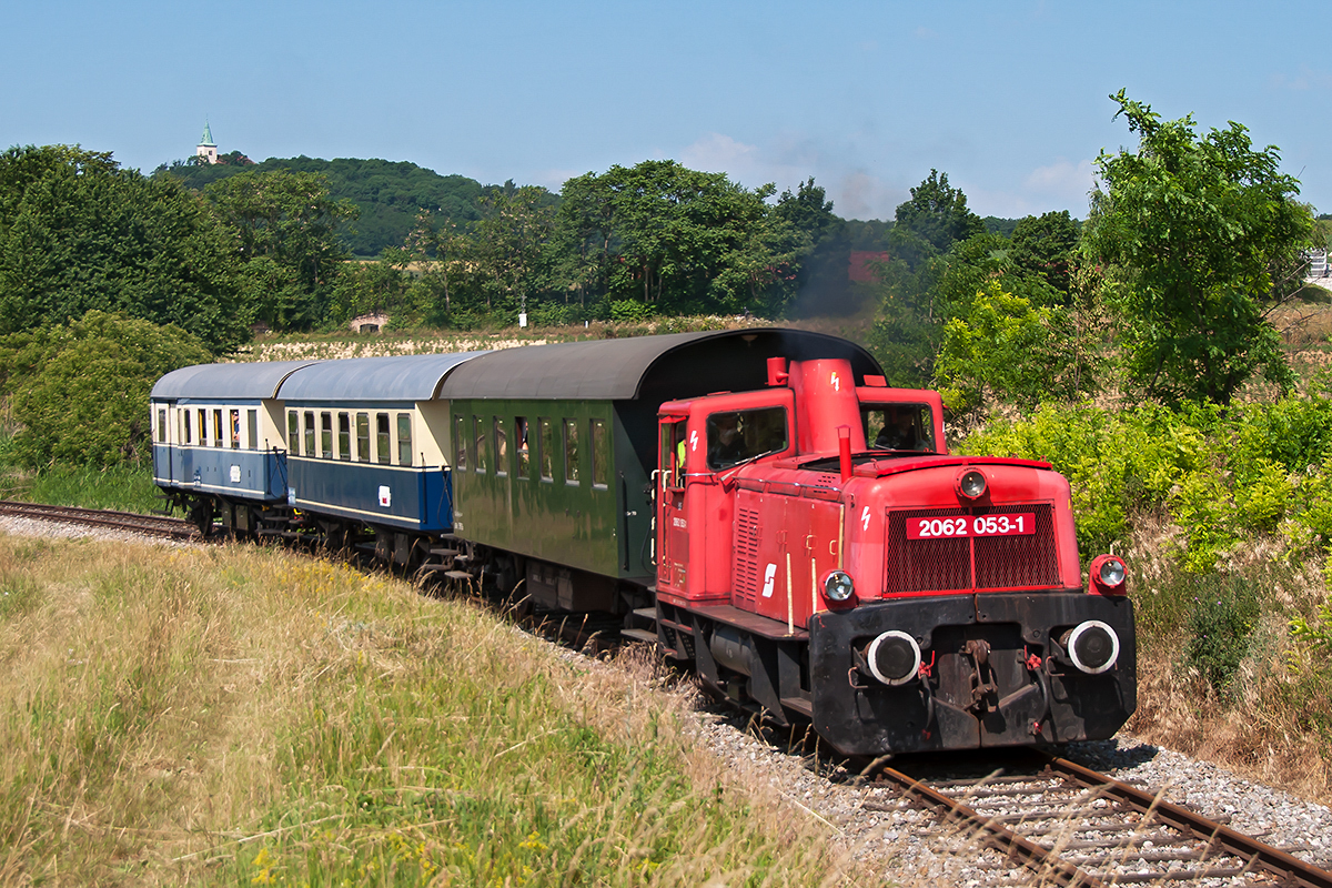 2062 053-1 war am 24.06.2017 mit dem Nostalgie Express  Leiser Berge  unterwegs. Hier zu sehen am Vormittag mit dem Zug von Wien Praterstern nach Ernstbrunn kurz nach Karnabrunn.