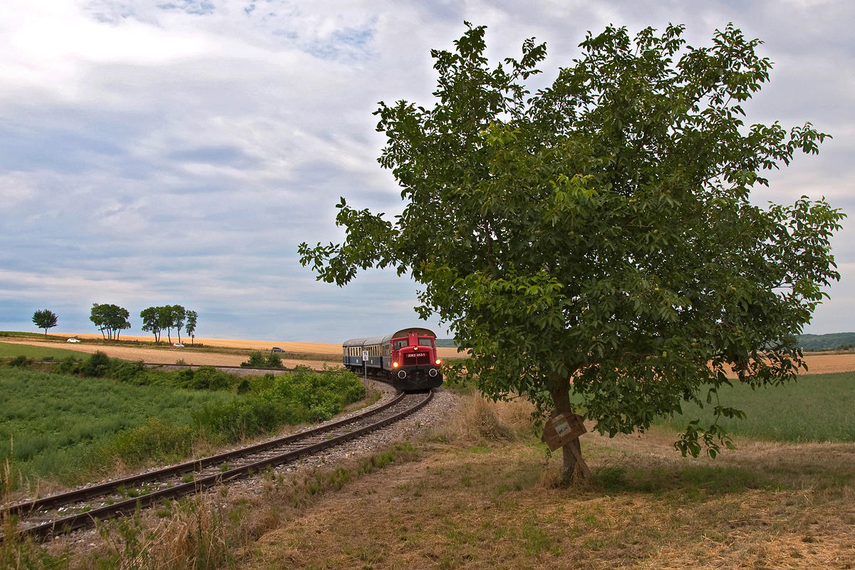 2062 053 war am 25.07.2015 mit dem Nostalgie Express  Leiser Berge  nach Ernstbrunn unterwegs, hier kurz nach Würnitz-Hetzmannsdorf.