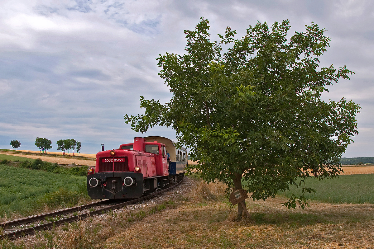 2062 053 war am 25.07.2015 mit dem Nostalgie Express  Leiser Berge  nach Ernstbrunn unterwegs, hier kurz nach Würnitz-Hetzmannsdorf.