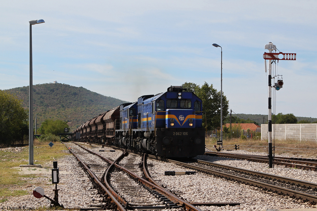 2062 106 und 2062 108 mit dem 61151 am 29.08.2013 im Bahnhof Unesic. Unesic ist in der Region einer der wenigen Bahnhfe, der sowohl Einfahr- als auch Ausfahrsignale besitzt. In der Regel sind die Bahnhfe dort nur mit Einfahrsignalen ausgestattet, fr die Aus- oder Durchfahrt gibt der Fahrdienstleiter mit der grnen Kelle, in Deutschland als Signal Zp 9 bekannt.