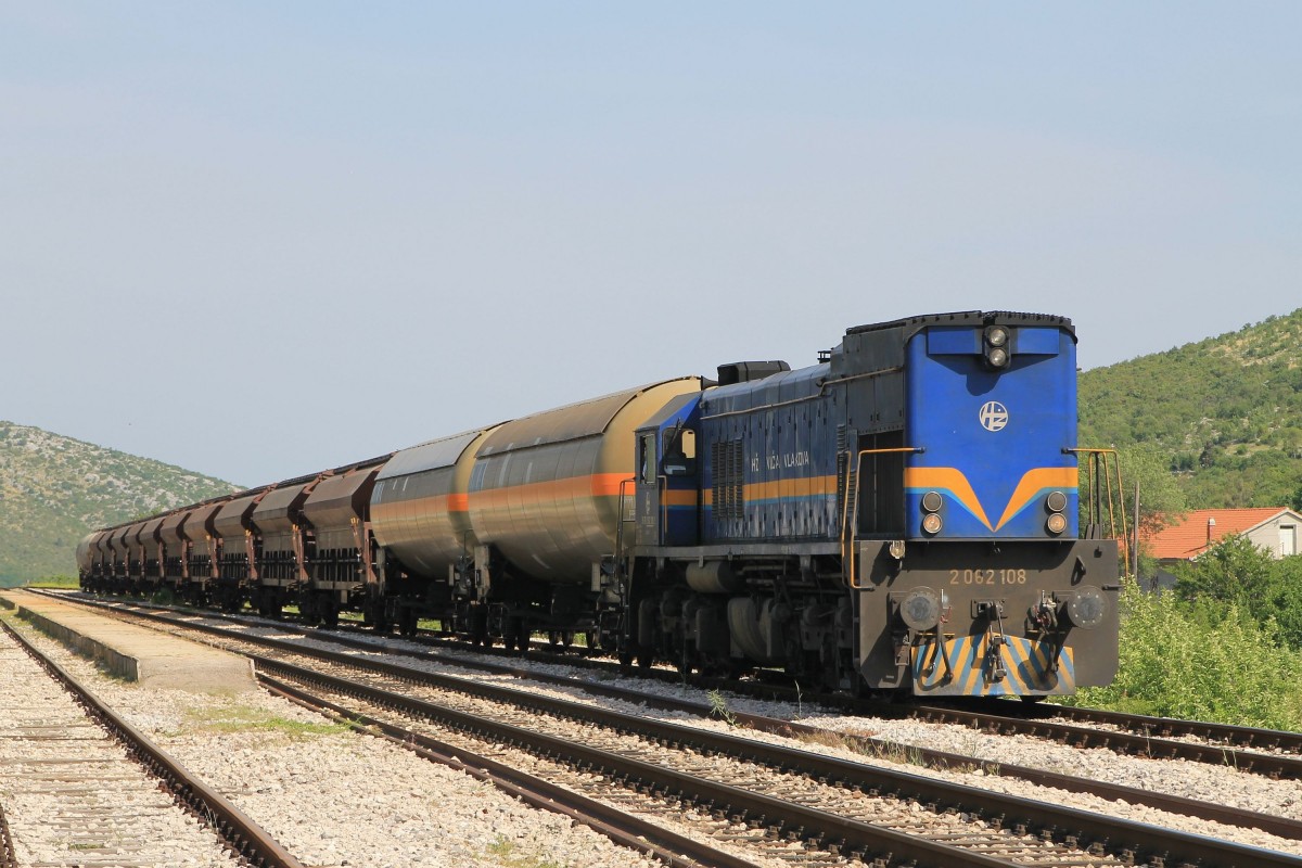 2062 106 mit Güterzug 60341 Ogulin-Solin auf Bahnhof Labin Dalmatinski am 20-5-2015.