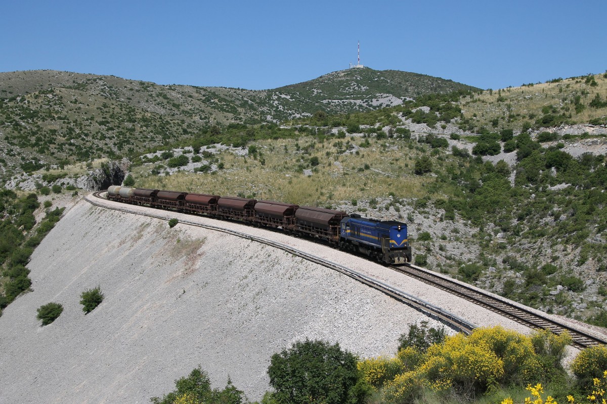 2062 106 mit Güterzug 60341 Ogulin-Solin bei Labin Dalmatinski am 28-5-2015.