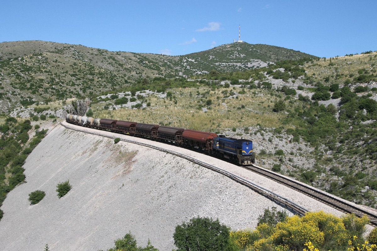 2062 106 mit Güterzug 60341 Ogulin-Solin bei Labin Dalmatinski am 27-5-2015.
