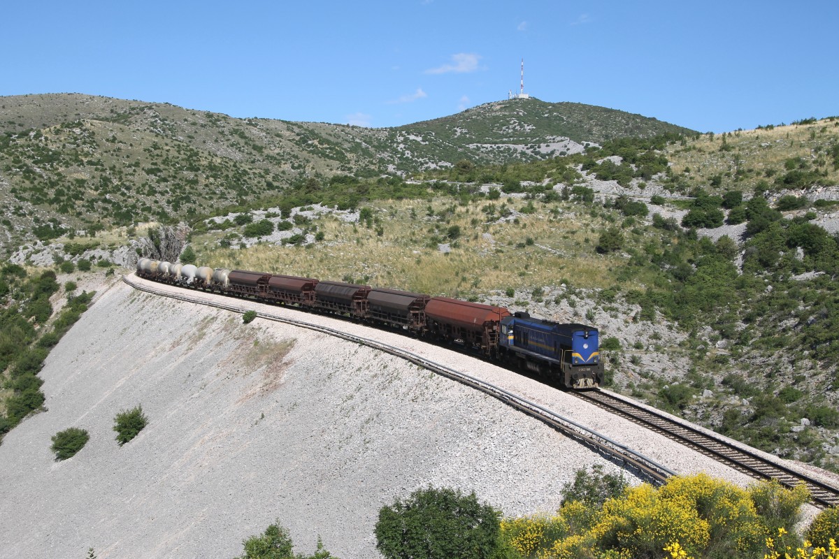 2062 106 mit Güterzug 60341 Ogulin-Solin bei Labin Dalmatinski am 27-5-2015.