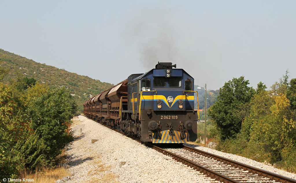 2062 109 mit Güterzug am 14.08.2015 bei Perkovic.