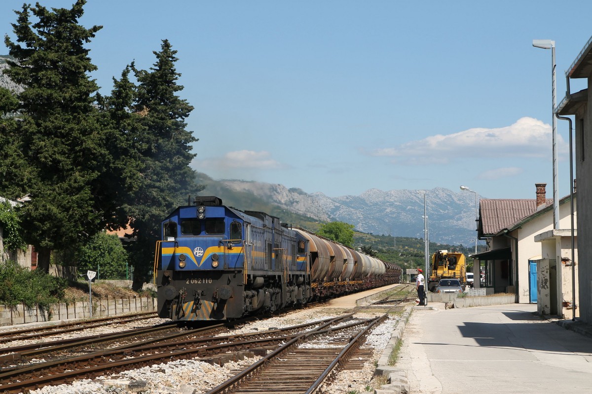 2062 110 und 2062 114 mit Güterzug 60340 Solin-Ogulin auf Bahnhof Kaštel Stari am 27-5-2015.