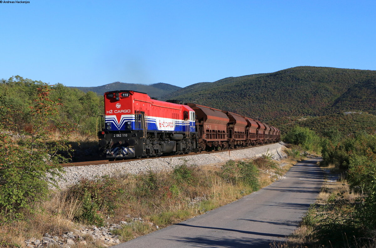 2062 110 mit dem Tv 61100 (Solin - Zagreb Ranžirni kolodvor) bei Mravnica 30.8.21