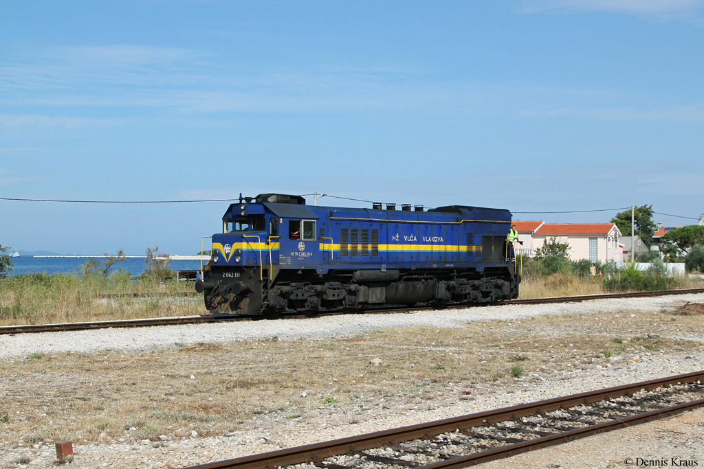 2062 111 bei einer Rangierfahrt im Bahnhof Bibinje. Der Bahnhof liegt direkt am Meer, welches im Hintergrund auch zu sehen ist. (27.08.2013)