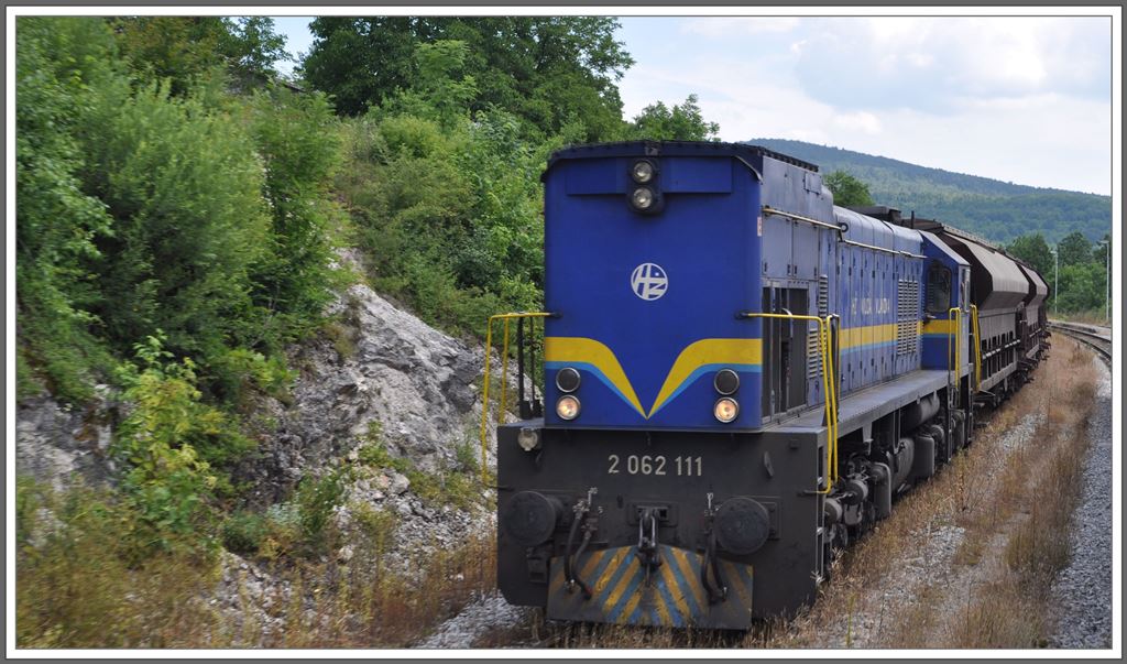 2062 111 kreuzt uns mit einem der raren Gterzge irgendwo zwischen Knin und Ogulin. (03.07.2013)