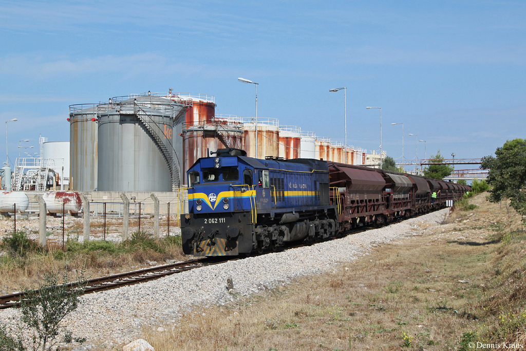 2062 111 rangiert am 27.08.2013 in Bibinje einige Getreidewagen in einen �rtlichen Gleisanschluss. F�r diese Rangieraktion waren drei Rangierer n�tig, die sich mit dem Lokf�hrer mit Handzeichen verst�ndigten.