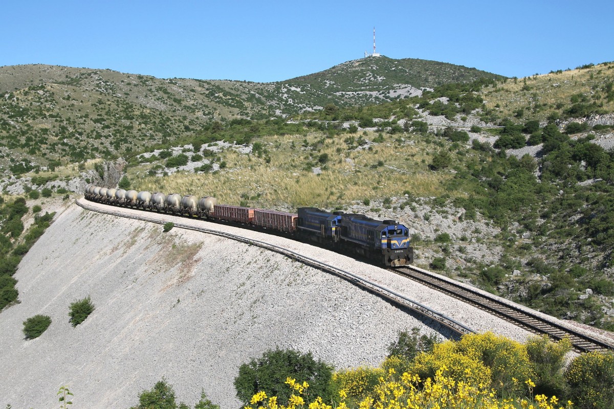 2062 114 und 2062-110 mit Güterzug 60341 Ogulin-Solin bei Labin Dalmatinski am 29-5-2015.