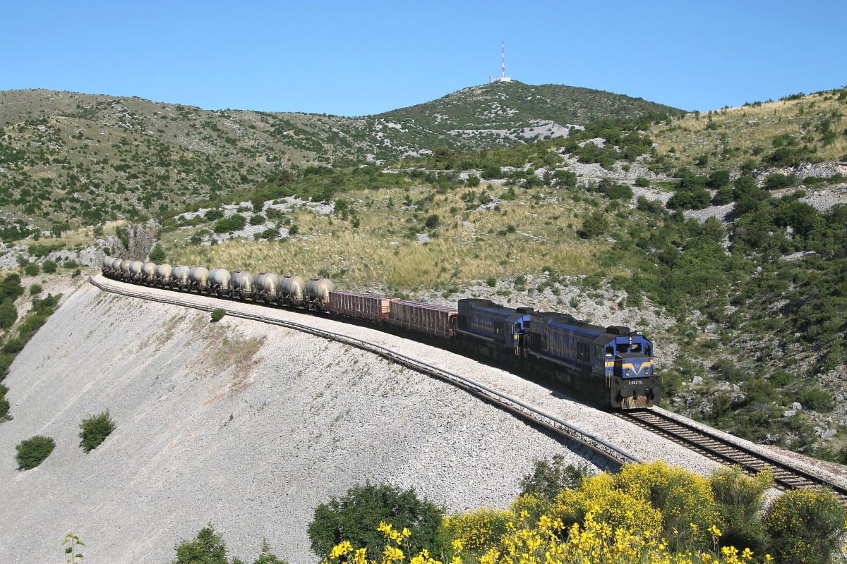 2062 114 und 2062-110 mit Güterzug 60341 Ogulin-Solin bei Labin Dalmatinski am 29-5-2015.