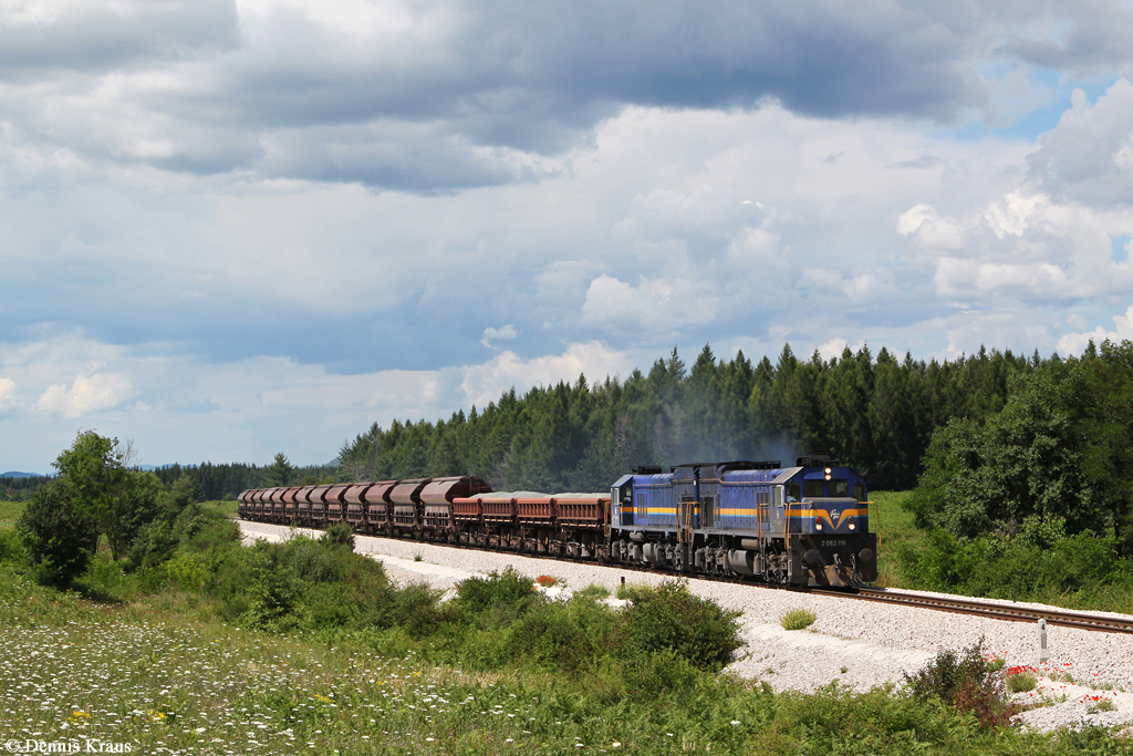 2062 116 + 2062 103 mit dem 61103 am 12.07.2014 bei Gospic.