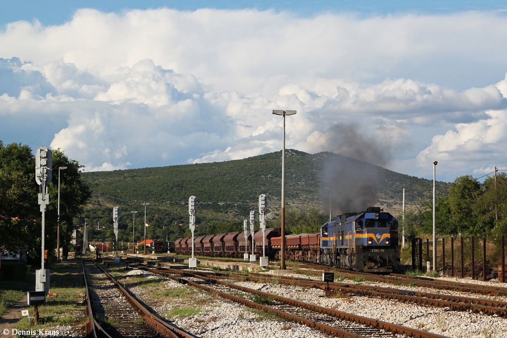 2062 116 + 2062 103 verlassen mit dem 61103 und starkem Sound am 12.07.2014 den Bahnhof Perkovic.