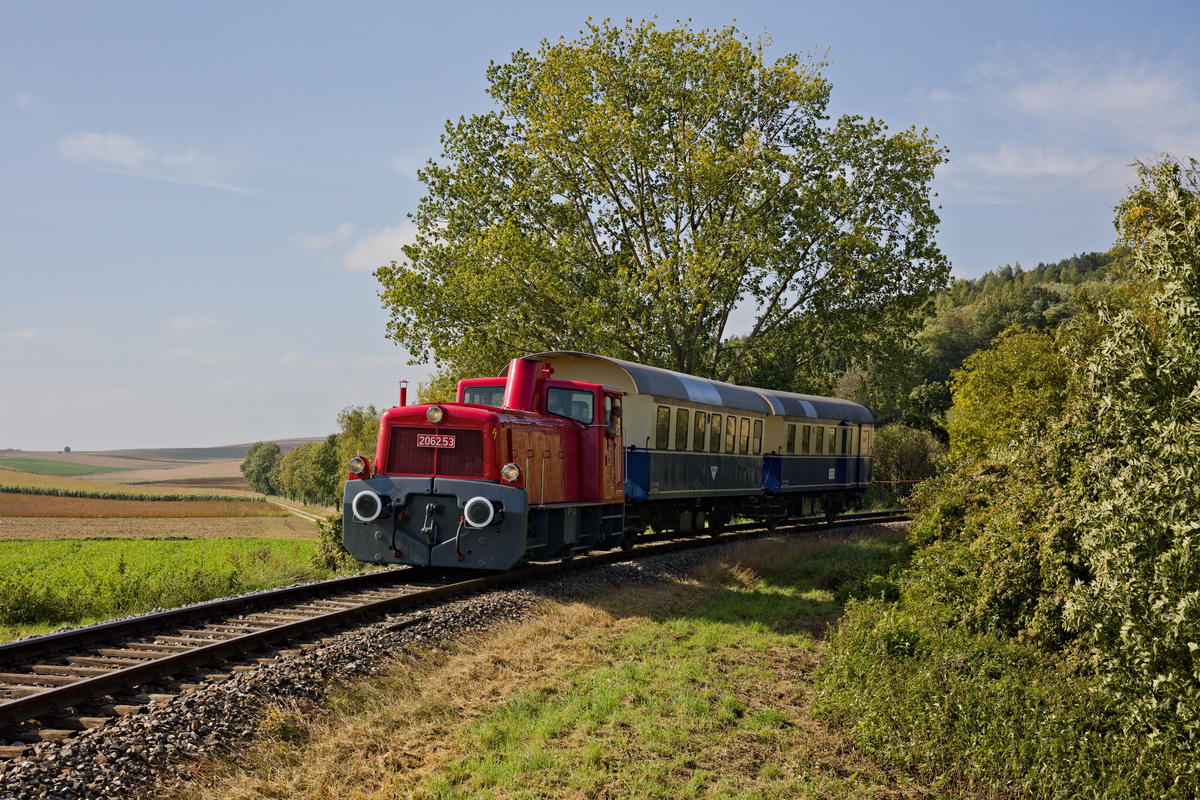 2062.53 mit einem stilechten Lokalbahn-Sonderzug im Gleisbogen bei Wetzleinsdorf. (03.10.2021)