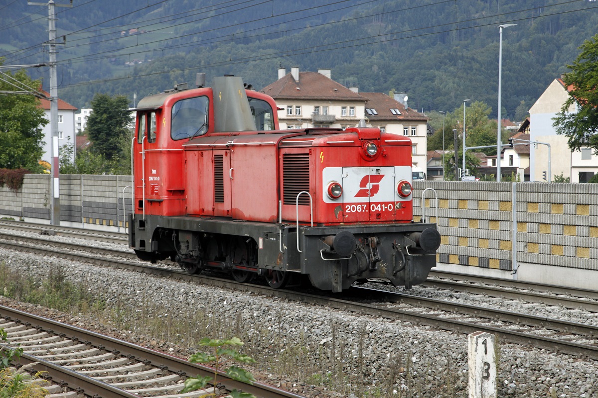 2067 041 ist am 29.09.2015 als Lokzug bei Bruck an der Mur unterwegs.