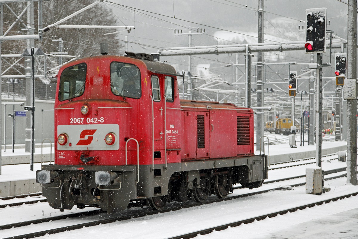 2067 042 fährt am 7.12.2013 als Lokzzug durch Bruck/Mur.