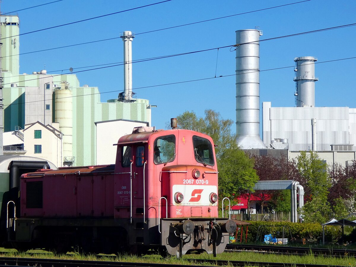 2067 070-9 im Bereich des Bhf. Timelkam; 260501