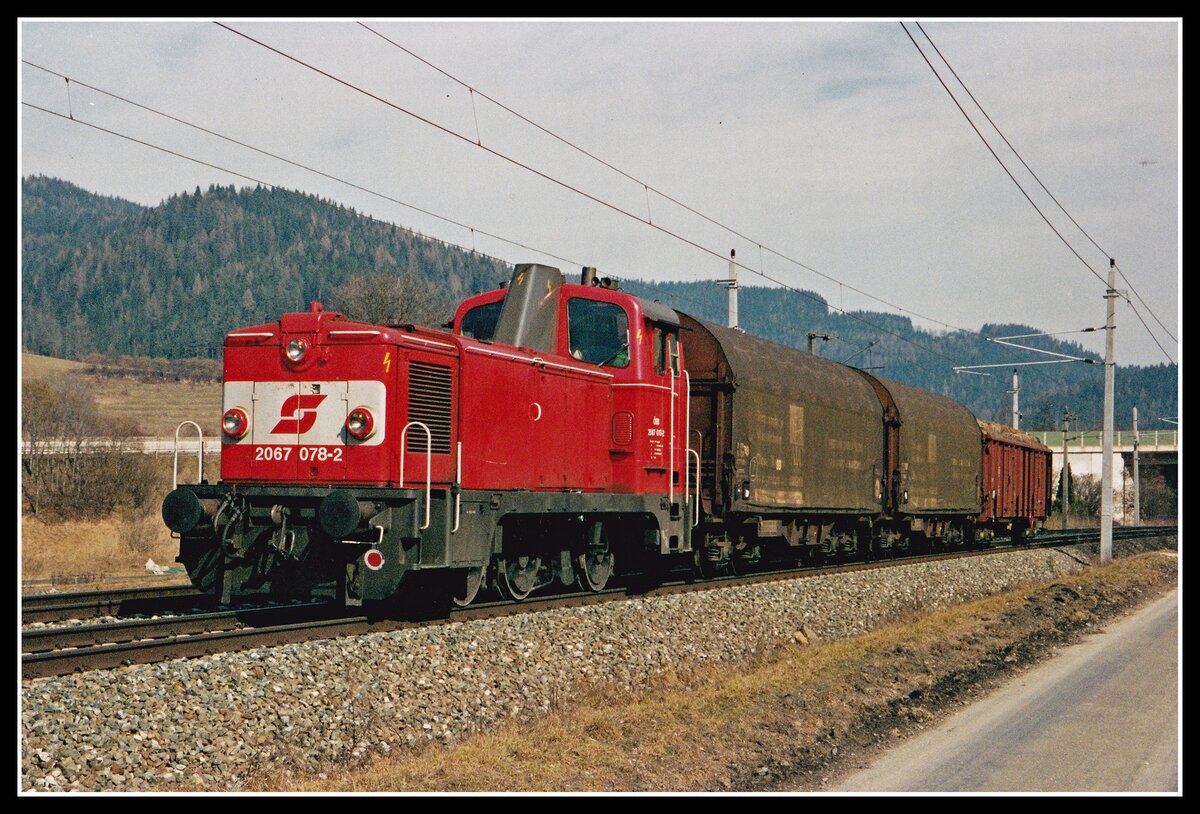 2067 078 mit Verschubgüterzug bei Kindberg am 5.03.2002.