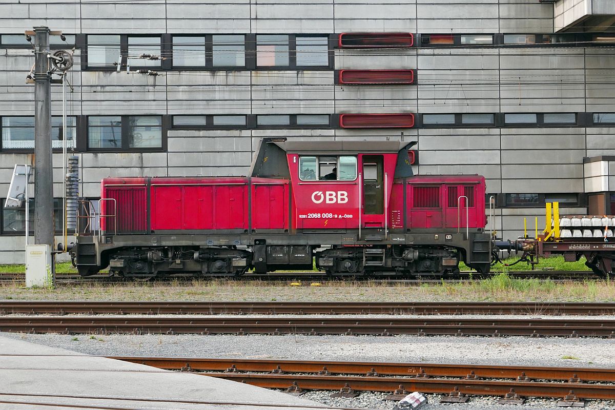 2068 008 mit einem Gleisbauzug auf Rangierfahrt in Wolfurt (11.09.2020).
