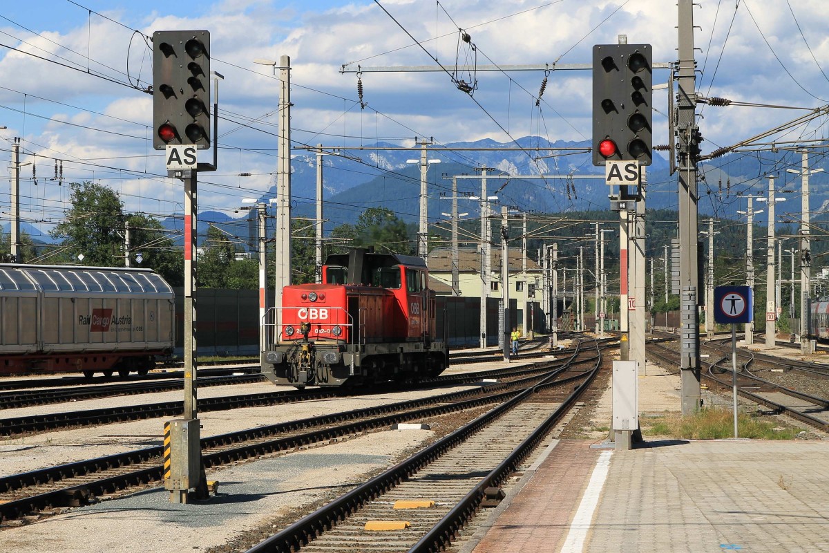 2068 012-0 auf Wrgl Hauptbahnhof am 31-7-2013.