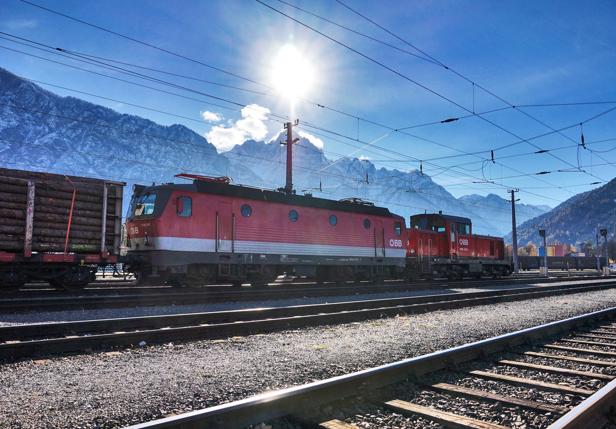 2068 018-7 und 1144 081-7 stehen mit einem Güterzug in Richtung Sillian im Bahnhof Lienz.
Aufgenommen am 10.11.2016.