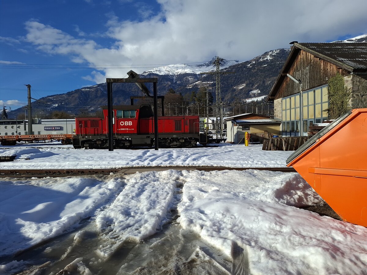 2068 018 am 8. Februar abgestellt in der Nähe des Bahnhofs Lienz
