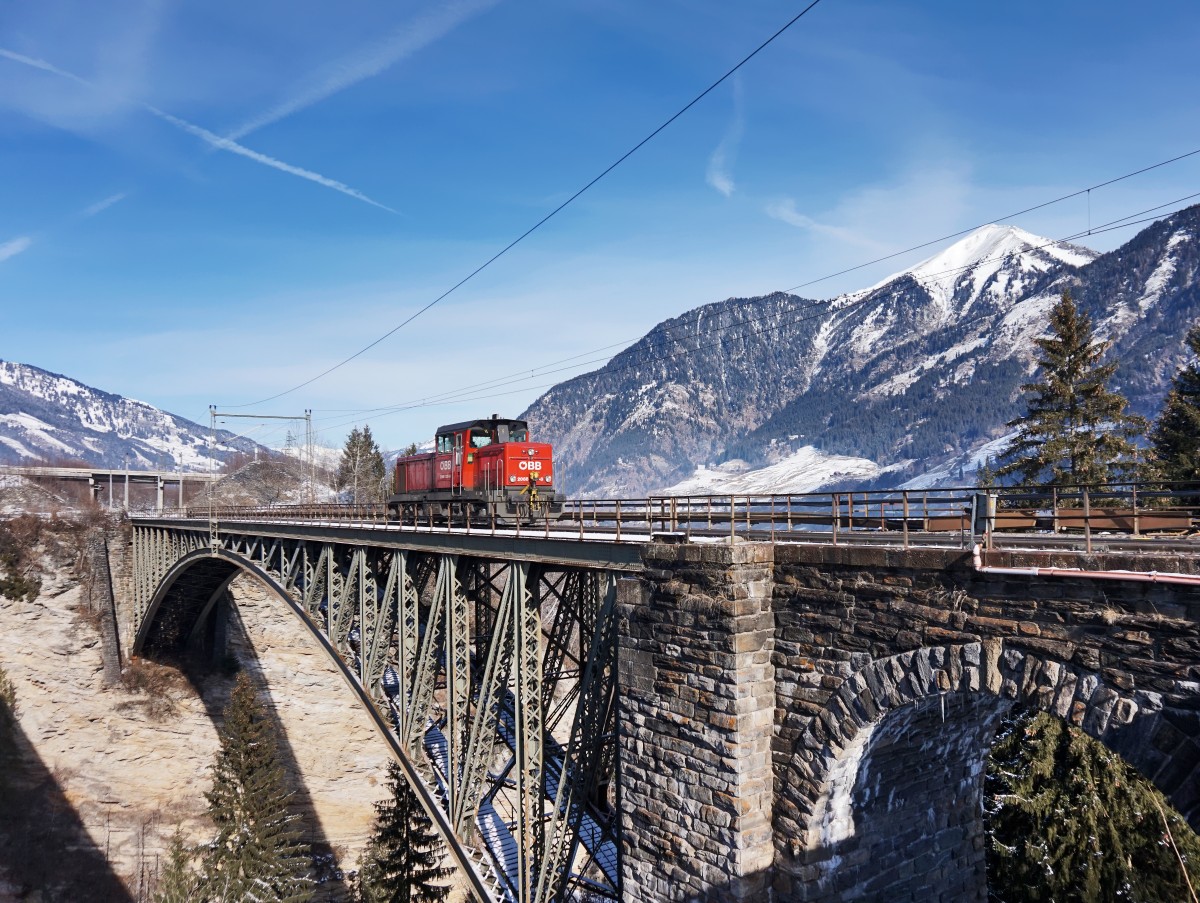 2068 020-3 unterwegs in Richtung Süden, am 12.2.2016 auf der Angerschluchtbrücke.