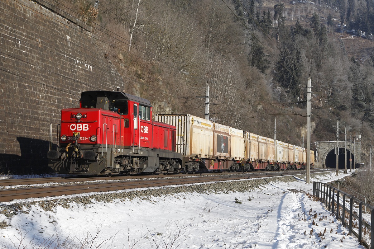 2068 021 mit Güterzug beim Galgenbergtunnel zwischen Leoben und Niklasdorf am 24.01.2017.