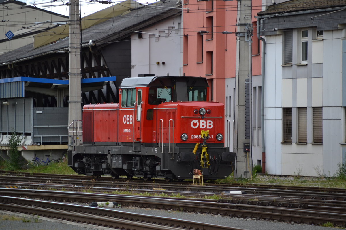 2068 040-1 der ÖBB ist am 01.07.2017 im Salzburger Hbf abgestellt.