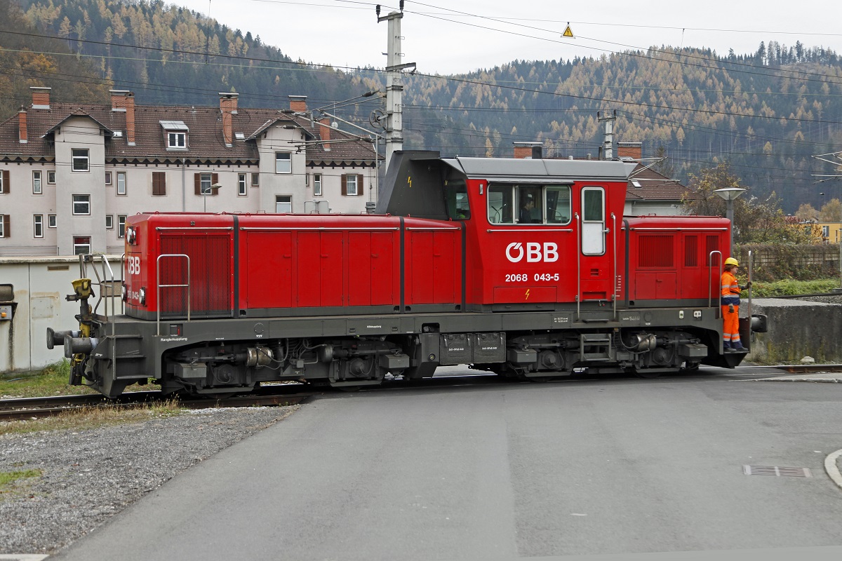 2068 043 fhrt am 12.11.2013 vom Bahnhof Kapfenberg in die Anschlubahn der Firma Bhler.