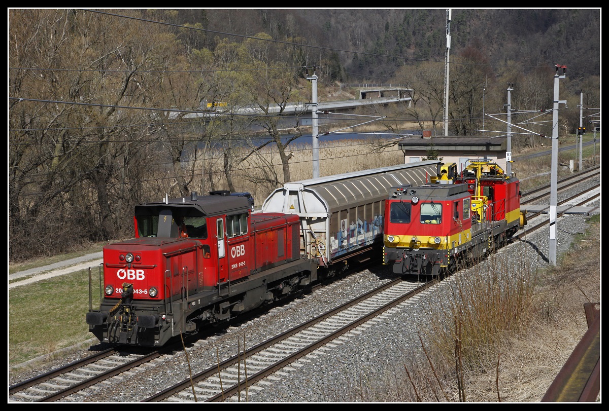 2068 043 mit Verschubgüterzug neben Motorturmwagen zwischen Bruck/Mur und Pernegg am 20.03.2019.