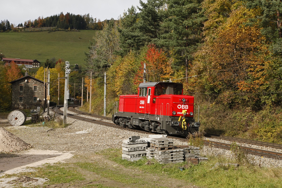 2068 051 ist am 24.10.2016 bei Klamm - Schottwien als Lokzug unterwegs.