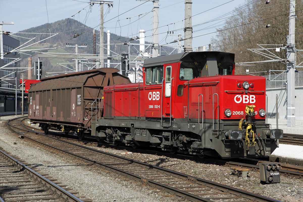 2068 052 mit einem sehr kurzen Güterzug in Bruck an der Mur am 18.03.2014.