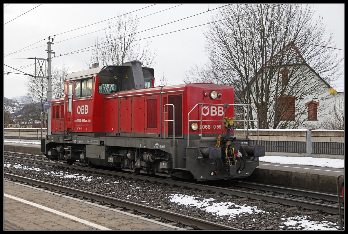2068 059 fährt am 12.12.2018 als Lokzug durch die Haltestelle Kapfenberg Fachhochschule.