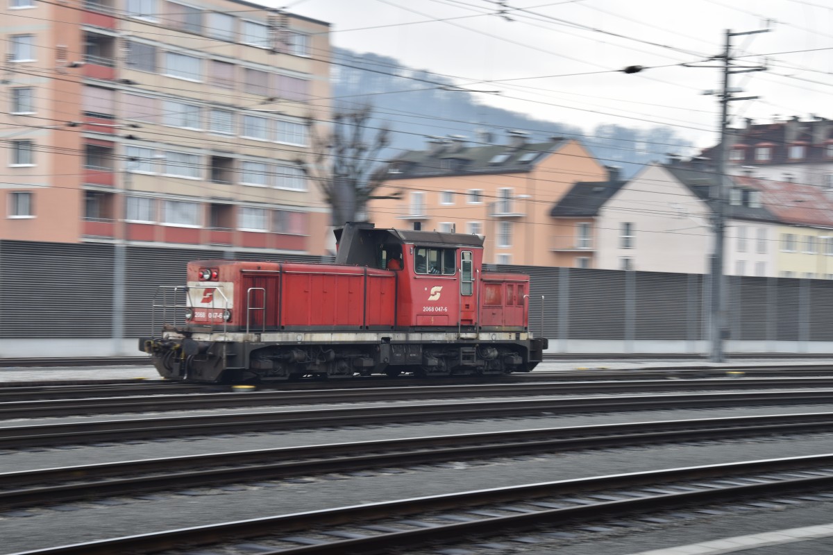 2068.047-6 auf Rangierfahrt am Salzburger Hauptbahnhof am 1. Jänner 2016 um 12:08