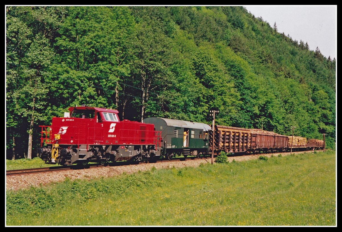 2070 001 mit Güterzug bei Freiland am 25.05.2001.
