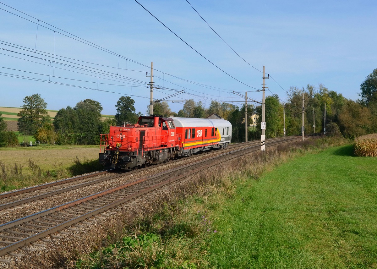 2070 002 mit einem Hilfswagen am 12.10.2014 bei Kimpling.