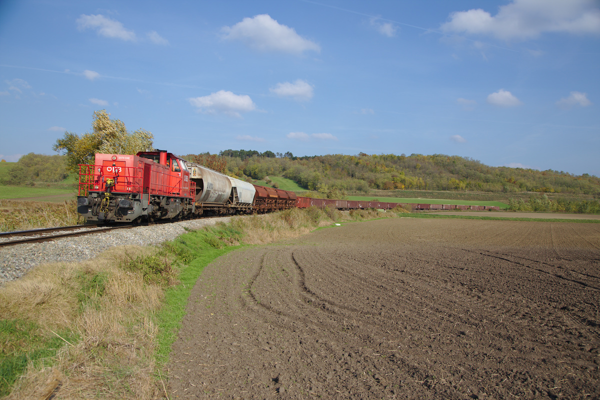 2070 048 ist mit einem ordentlichen Güterzug bestehend aus 23 Waggons kurz nach Hauskirchen nach Mistelbach unterwegs. Wie man sieht, hat die Rübenkampagne bereits begonnen. (27.10.2015)