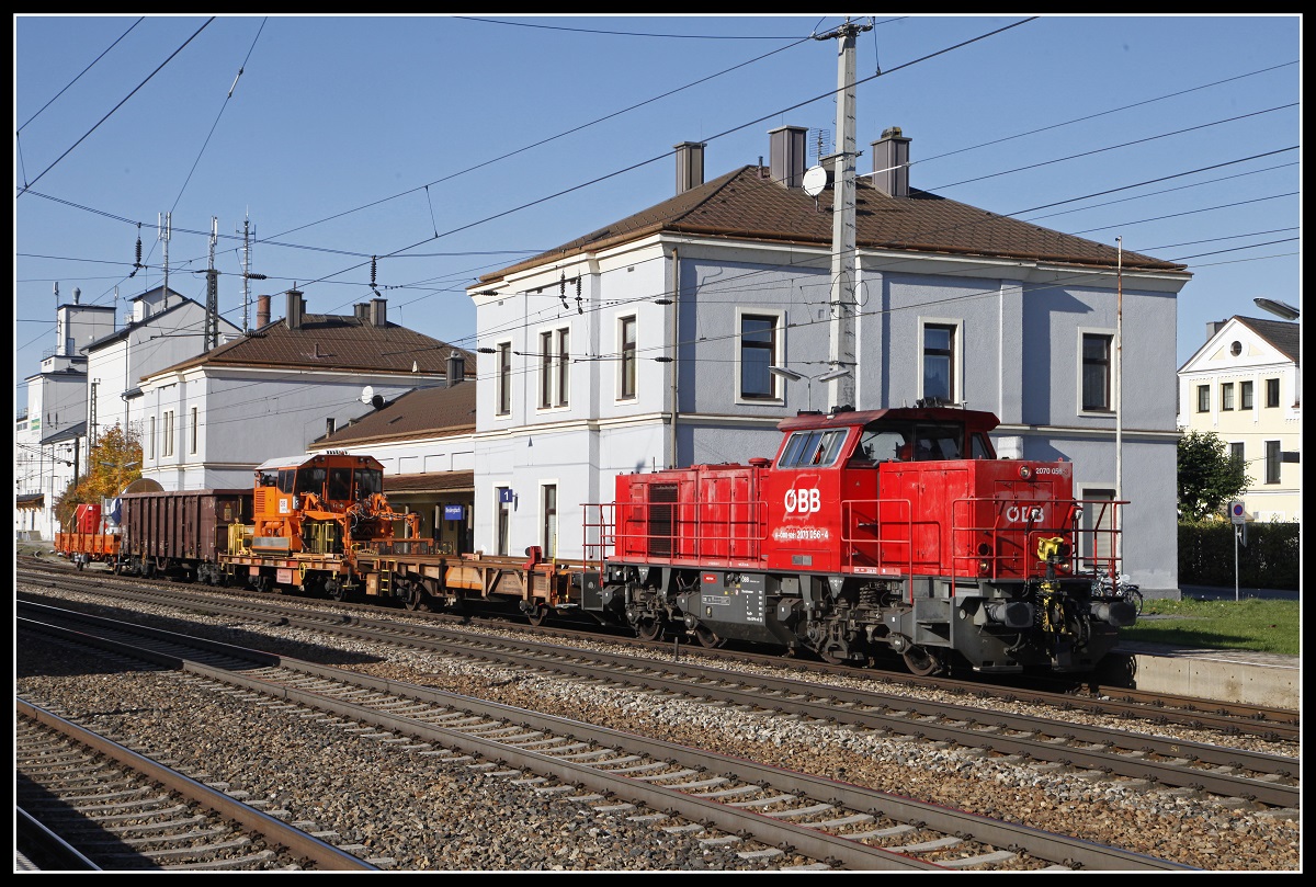 2070 056 verschiebt am 6.11.2019 am Bahnhof von Neulengbach.