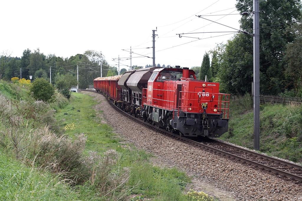 2070 076-1 am 29.August 2014 mit dem VG 73187 kurz vor der Einfahrt in den Bf. Schwarzenau.