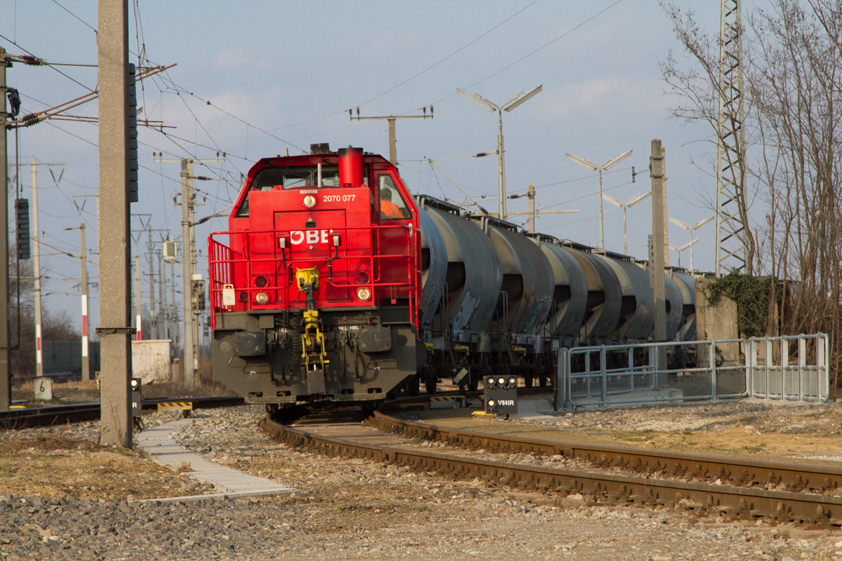 2070 077 am letzten vorhandenen Anschlussgleis des niemals fertiggestellten Zentralverschiebebahnhofs Breitenlee. Das erste Stück dieses Gleises wird als Ausziehgleis für den Bahnhof Süssenbrunn genutzt. (27.02.2015)