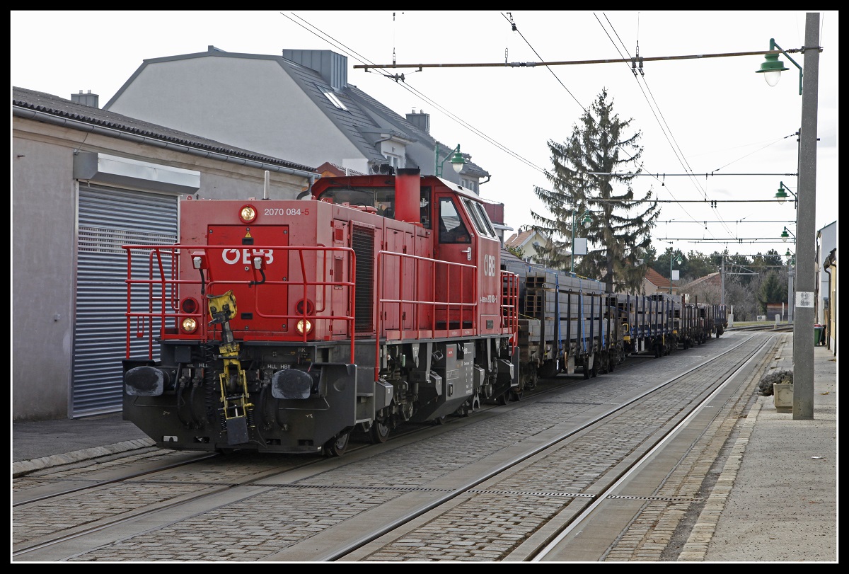 2070 084 fährt am 30.01.2020 mit einem Güterzug auf der WLB-Lokalbahn durch die Ortschaft Gundramsdorf.