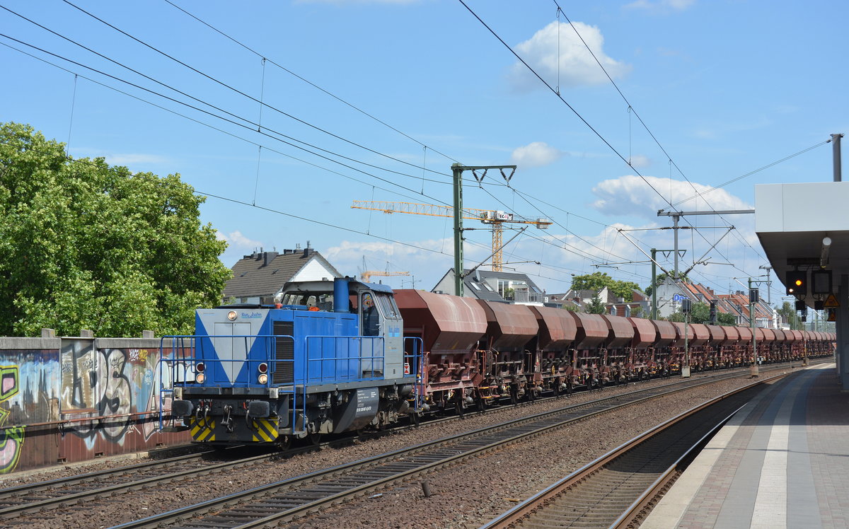 209 007-4 der Ruratlbahn fuhr am 27.7.16 mit Schüttwagen durch Köln Ehrenfeld.

Köln 27.07.2016