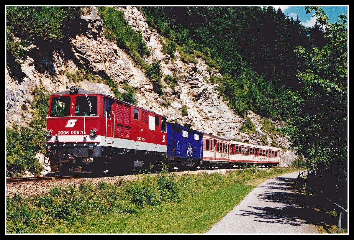 2095 005 ist am 10.08.2000 mit R6908 kurz nach Lunz am See zu sehen.